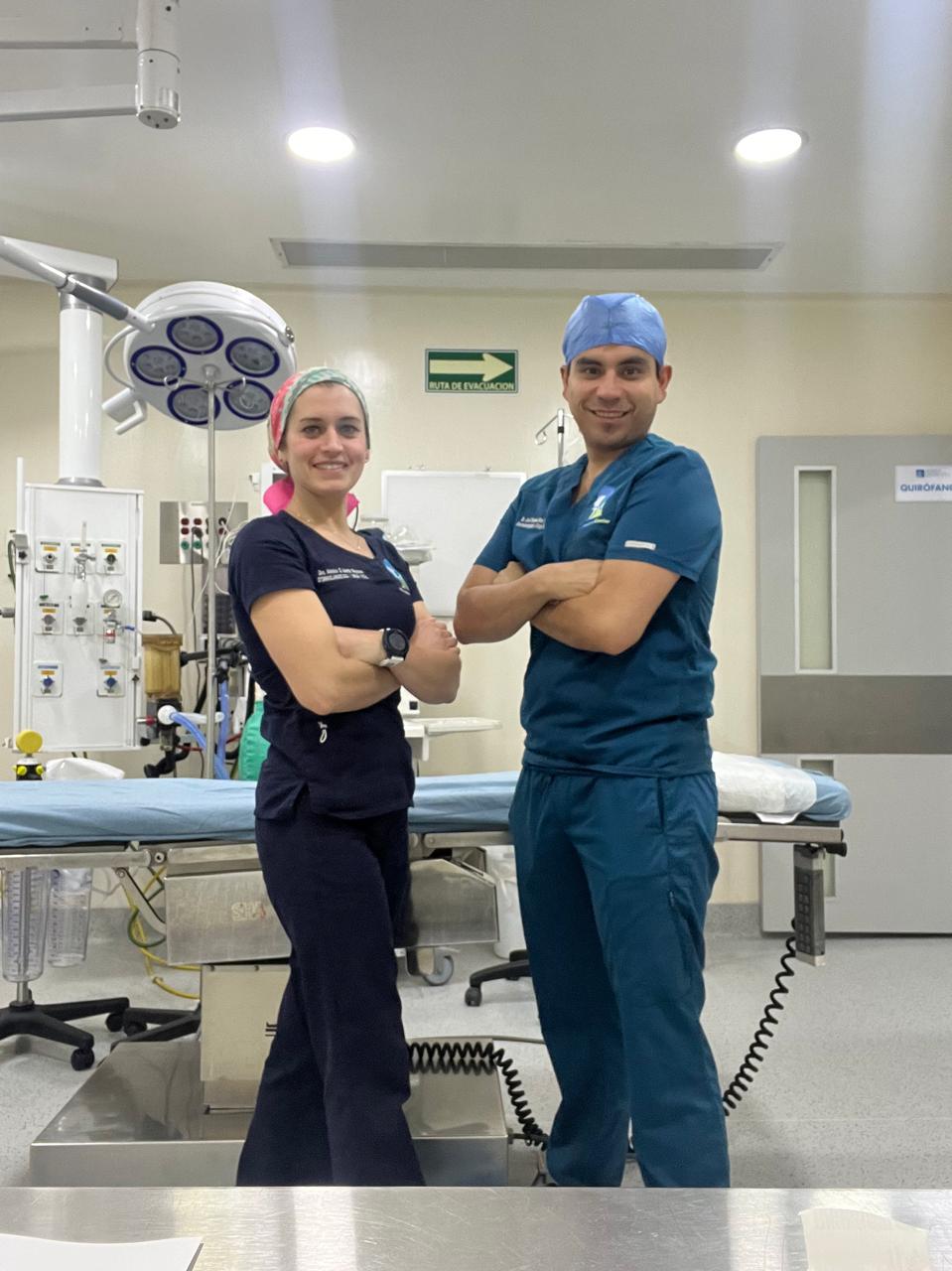 Dr. José Ramón Reta Vela y Dra. Mónica Q. Martín Reynoso en quirófano, RinoMedical Center Mexicali